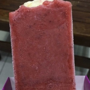 Paleta de fresa rellena