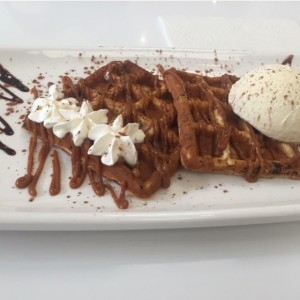 waffle de arequipe y una bola de helado de vainilla