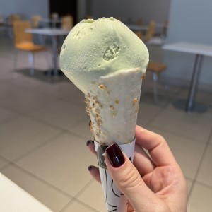 Helado de pistacho en cono de chocolate blanco