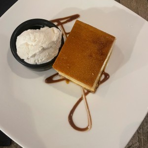 Flan de coco y helado de vainilla 