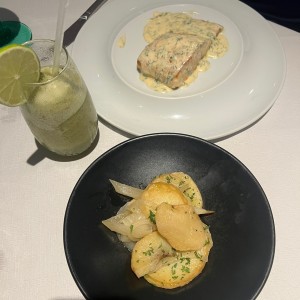 Salmon en salsa  de eneldo