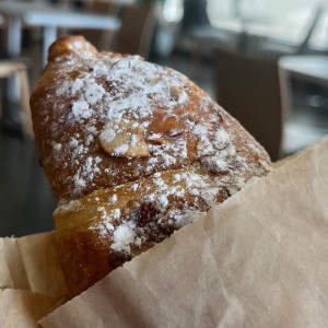 Pasteleria Dulce - Croissant de Almendras