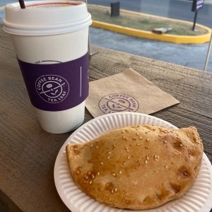 Espresso - Cappuccino con chocolate blanco y empanada de qyeso blanco prensado.