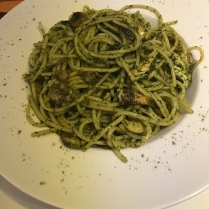 Spaguetti al Pesto con extra pollo y hongos