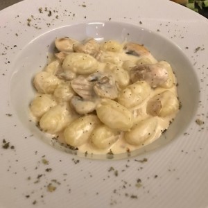 Gnocchi con Salsa de Funghi