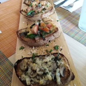 Entradas Calientes - Bruschetta Mixta