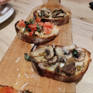 Entradas - BRUSCHETTA MIXTA