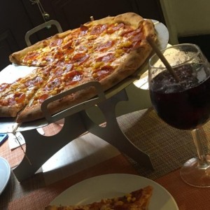 pizza y tinto de verano