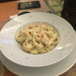 Alfredo con pollo/ Camarones. 13.50-14.50