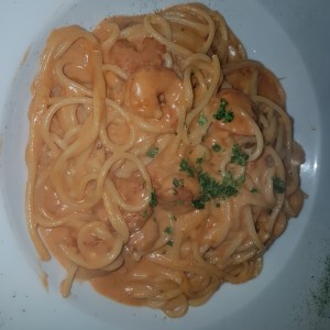 spaghetti a la marsellesa con camarones