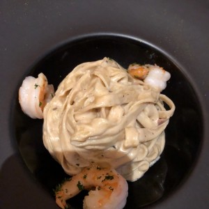 linguini la strega con camarones