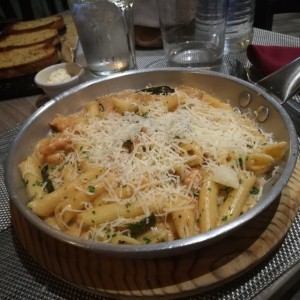 Penne con salmon y zucchini 