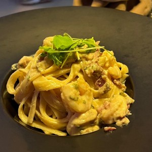 Linguinni de queso con camarones