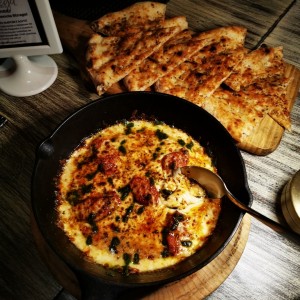 Foccacia con queso y chorizo. 