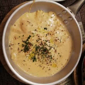 Ravioli de Salmon Ahumado y Queso Ricotta, a la Crema de Cebollina