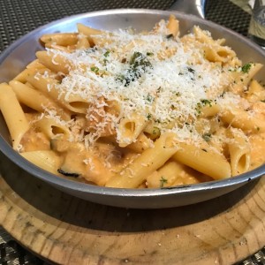 Fetuccine, Penne y/o Espaguetti  A la Crema, Aurora