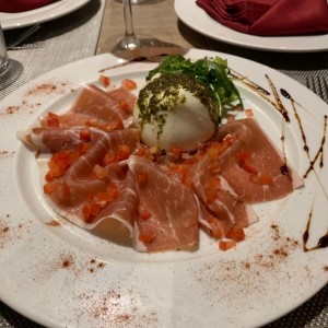 burrata y prosciutto