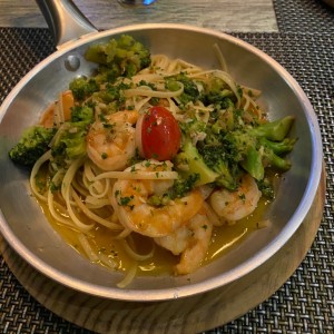 linguinny con camarones y brocoli