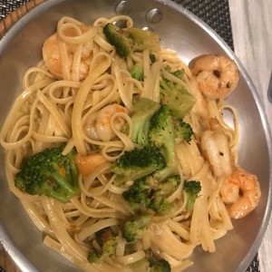 linguini con camaron y brocoli