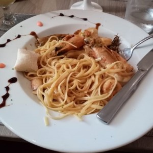 Linguini con Langostinos y Camarones