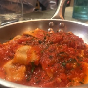 Ravioli de Carne Salteado Al Fileto Di Pomodoro