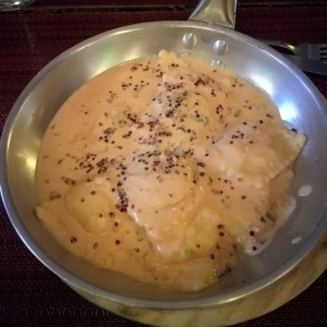 Ravioli de Salmon Ahumado y Queso Ricotta, a la Crema de Cebollina Junto a raviolis de Berenjena