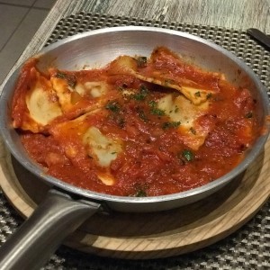 Ravioli de Carne Salteado Al Fileto Di Pomodoro