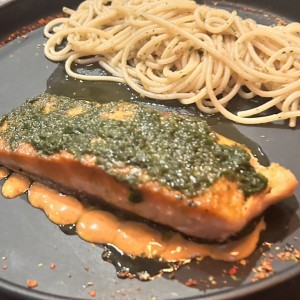 Salmon con pesto 