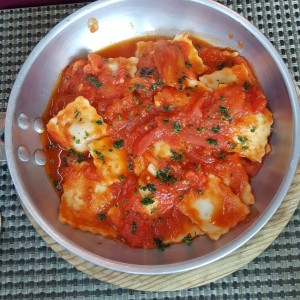 Ravioli de Carne Salteado Al Fileto Di Pomodoro