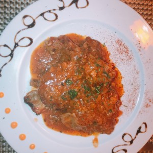 Ossobuco de Res con Linguini a la salsa roja