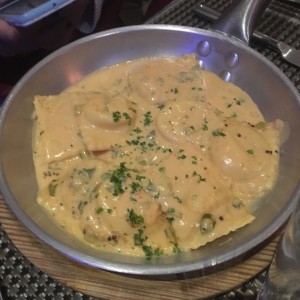 Ravioli de Salmon Ahumado y Queso Ricotta, a la Crema de Cebollina