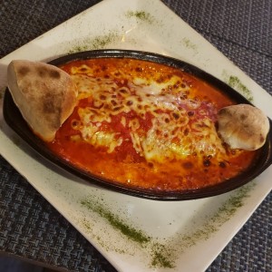 lasagna de carne en salsa roja