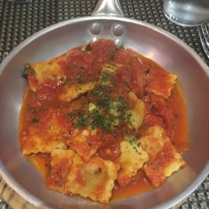 Ravioli de Carne Salteado Al Fileto Di Pomodoro