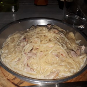 Spaghetti en salsa alfredo con pollo salteado