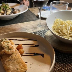 Salmon con camarones con pasta al Oleo