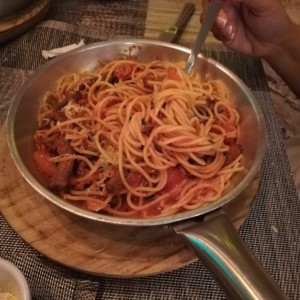 Espaguetti con filete de res en salsa natural de tomates ?