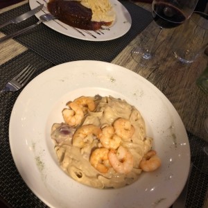 Fettuccine a la Strega con extra de camarones