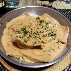 Duo de Ravioli de Salmon Ahumado y Queso Ricotta, a la Crema de Cebollina Junto a Raviolis de Berenjena a la Pizzaiola.