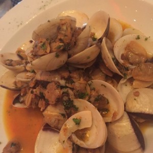 Ale Vongole ( almejas al ajillo con vino )