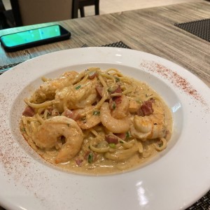 Linguine con camarones y langostinos