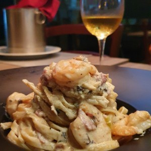 Fettuccine a la Strega con camarones