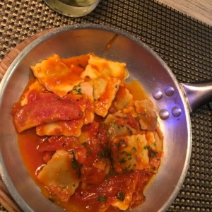 Ravioli de Carne Salteado Al Fileto Di Pomodoro