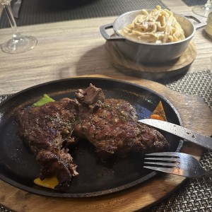 Rib eye con fetuccini strega 