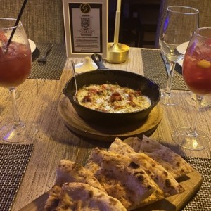 ENTRADAS - Provogouda con chorizo