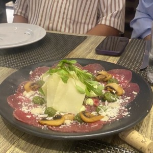 Carpaccio di Manzo con Burrata Trufada