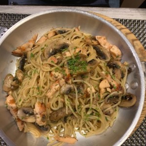 pasta con pollo y hongos al oleo