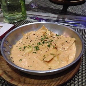 Ravioli de Salmon Ahumado y Queso Ricotta, a la Crema de Cebollina