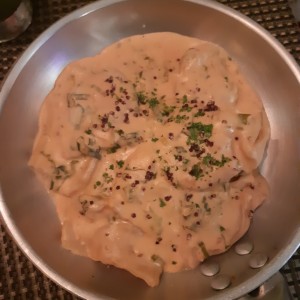 Ravioli de Salmon Ahumado y Queso Ricotta, a la Crema de Cebollina