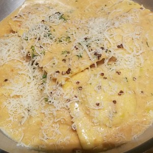 Ravioli de Salmon Ahumado y Queso Ricotta, a la Crema de Cebollina