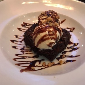 Brownie con helado de vainilla